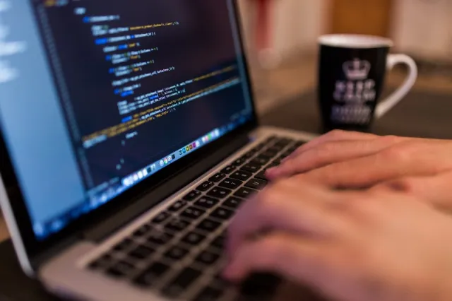 Jasa Digital Marketing vs. Upaya In-House: Mana yang Lebih Efektif?