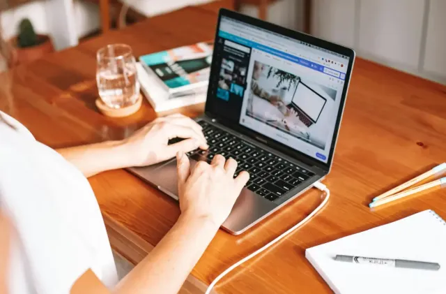 Aplikasi Membuat Website Profesional